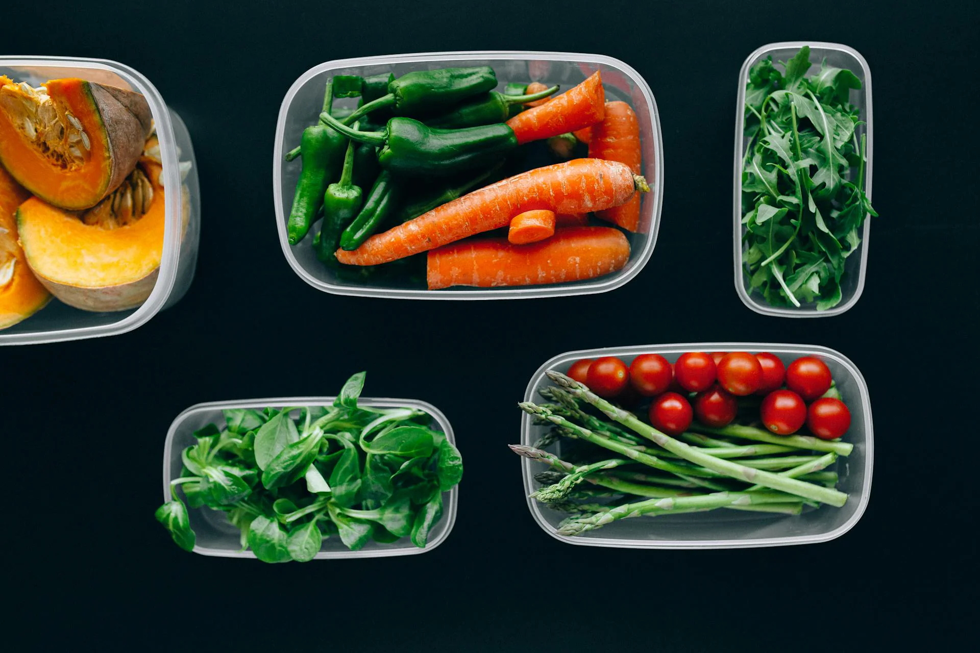How does the Disposable Plastic Pastry Box compare to other plastic packaging in terms of sealing capabilities and preventing leaks or contamination?