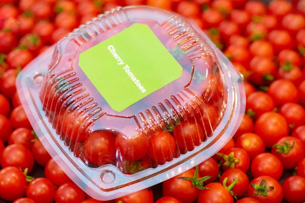 How do Plastic Packaging Boxes help improve supply chain efficiency, particularly in terms of space utilization and load optimization?