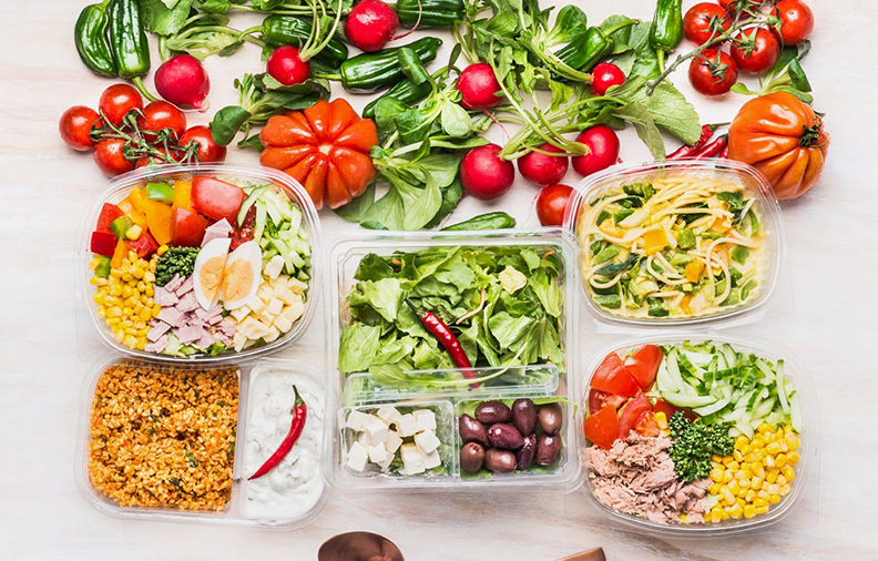 How does the Plastic Fruit Sushi Box reshape the ready-to-eat food market?