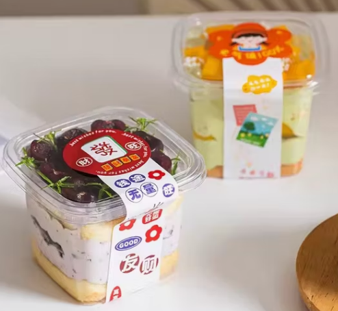 How do plastic food containers perform against ceramic containers when storing acidic foods like tomato sauce or citrus?