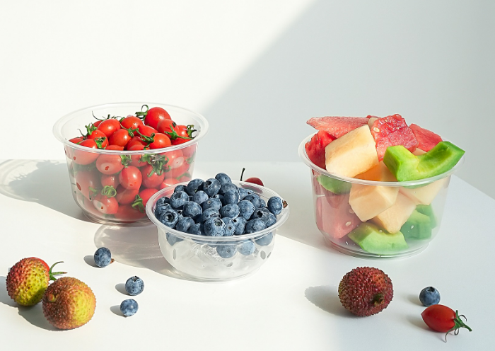 How do plastic food containers perform against ceramic containers when storing acidic foods like tomato sauce or citrus?